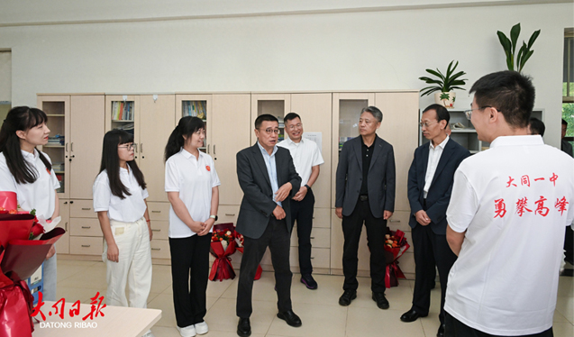 張強(qiáng)看望慰問一線教師